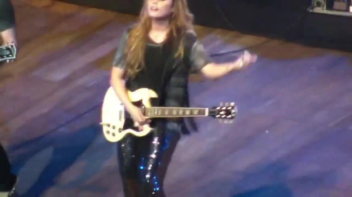Demi Lovato Gets Hit By Light Stick _ São Paulo_ Brazil _ La La Land 101