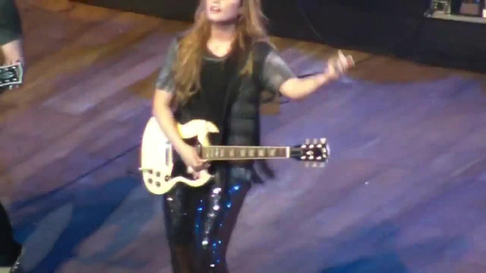 Demi Lovato Gets Hit By Light Stick _ São Paulo_ Brazil _ La La Land 102