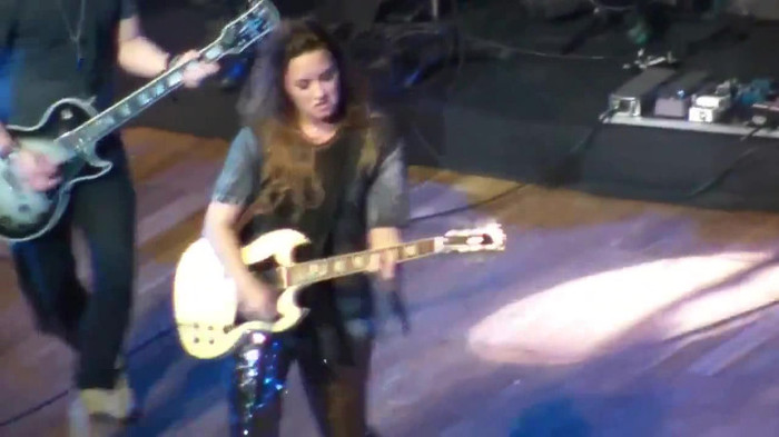 Demi Lovato Gets Hit By Light Stick _ São Paulo_ Brazil _ La La Land 220