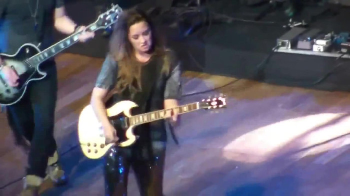 Demi Lovato Gets Hit By Light Stick _ São Paulo_ Brazil _ La La Land 222