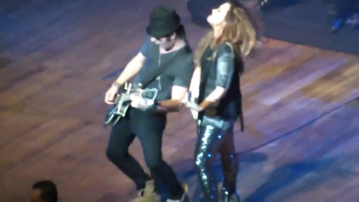 Demi Lovato Gets Hit By Light Stick _ São Paulo_ Brazil _ La La Land 450