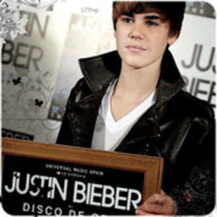 `Dah!De ce!?:>...esti geloasa cumva?:> :> >:)