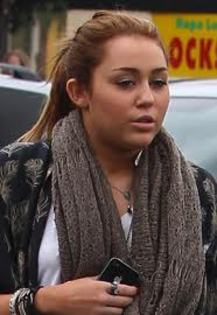 La gradinita decupai bacnote de 100$ :@