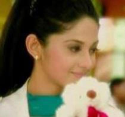 70692844_UBYCNHD2 - jennifer winget 4