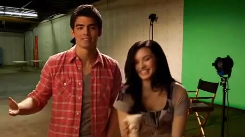 Oceans Bloopers - Joe Jonas and Demi Lovato 0509