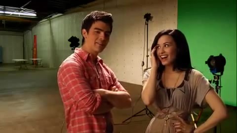 Oceans Bloopers - Joe Jonas and Demi Lovato 0628