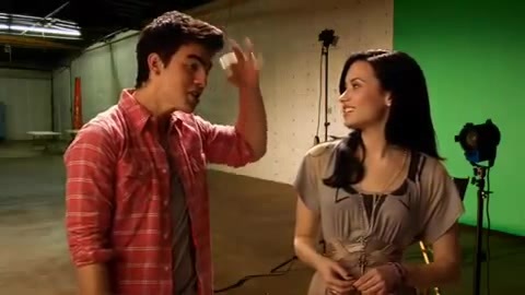 Oceans Bloopers - Joe Jonas and Demi Lovato 0905