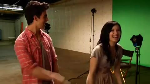Oceans Bloopers - Joe Jonas and Demi Lovato 0911