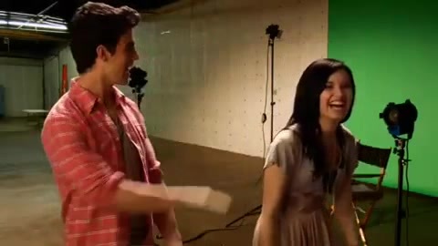 Oceans Bloopers - Joe Jonas and Demi Lovato 0912