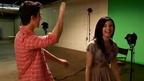 Oceans Bloopers - Joe Jonas and Demi Lovato 0915