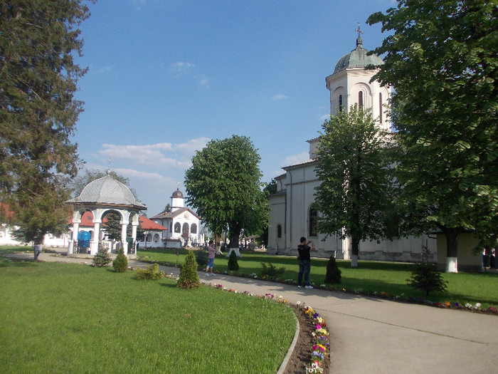 aaa 086 - 20- EXCURSIE LA VULCANII NOROIOSI SI MANASTIRILE RATESTI SI GHIGHIU