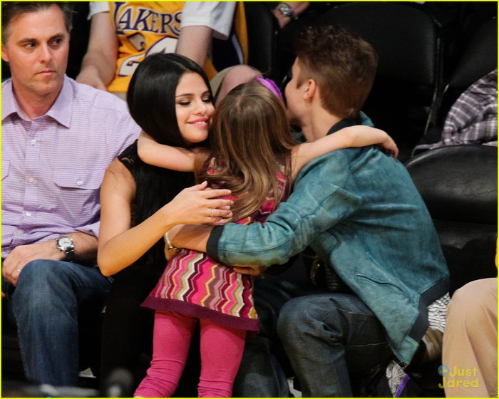 selena-gomez-justin-bieber-dwts-lakers-03 - Jelena Kissy Couple At Lakers Game---April 2012