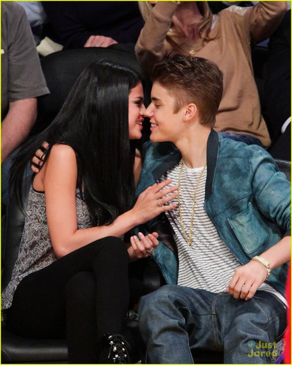 selena-gomez-justin-bieber-dwts-lakers-02