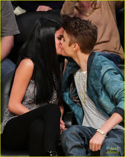 selena-gomez-justin-bieber-dwts-lakers-05 - Jelena Kissy Couple At Lakers Game---April 2012