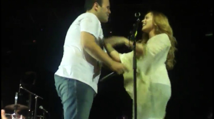 bscap0505 - Demi And Douglas - Whos That Boy Soundcheck em BH Chevrolet Hall 22 04 2012 Part oo2