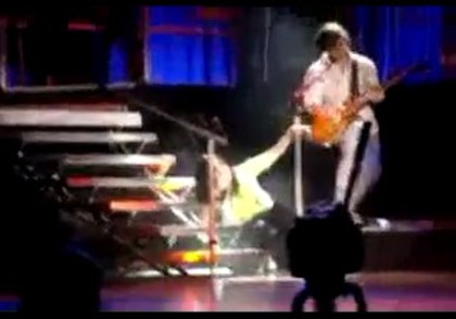 bscap0072 - Demilush - Falls On Stage And Laughs