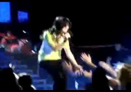 bscap0118 - Demilush - Falls On Stage And Laughs
