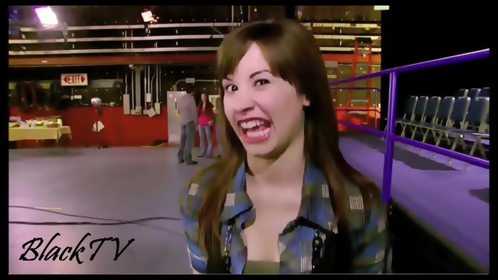 Bau`! Te-am speriat, nu? [rade]