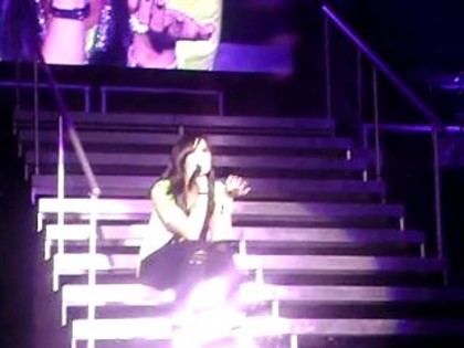 bscap0001 - Demi makes a speech after falling up the stairs in Atlanta