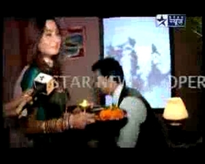 00_00_07 - Sara Khan finds brother on sets