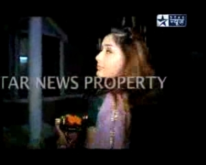 00_01_11 - Sara Khan finds brother on sets