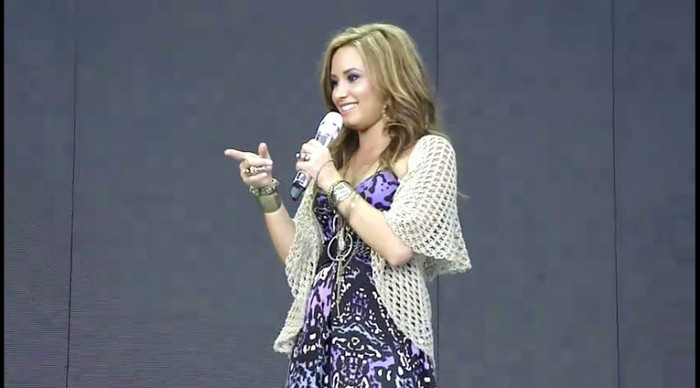 bscap0136 - Demi Entrance Soundcheck