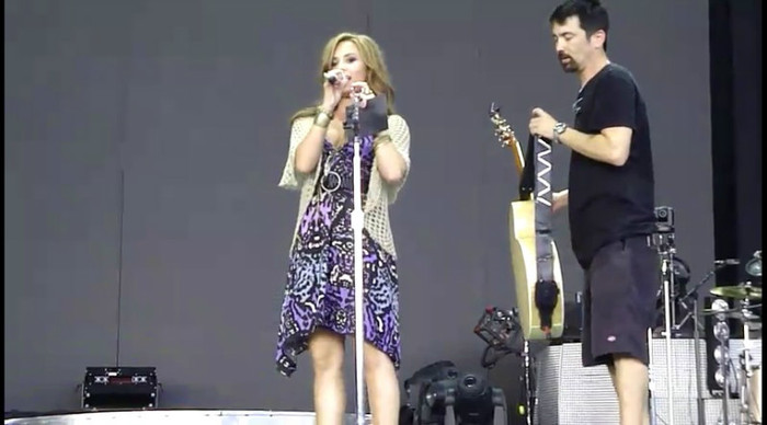 bscap0053 - Demi - About to sing