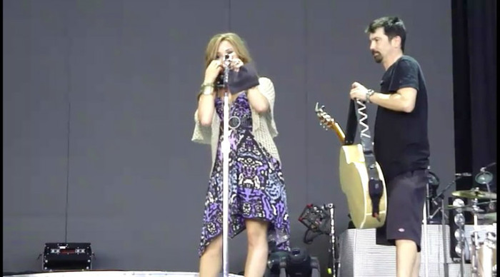 bscap0062 - Demi - About to sing