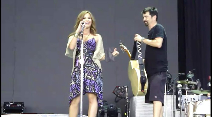 bscap0065 - Demi - About to sing