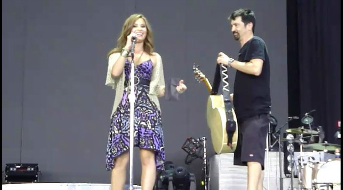 bscap0066 - Demi - About to sing