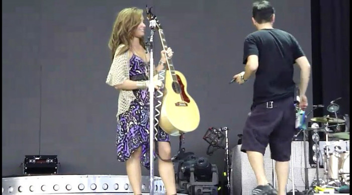 bscap0082 - Demi - About to sing