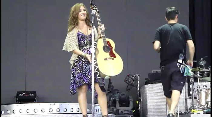 bscap0083 - Demi - About to sing