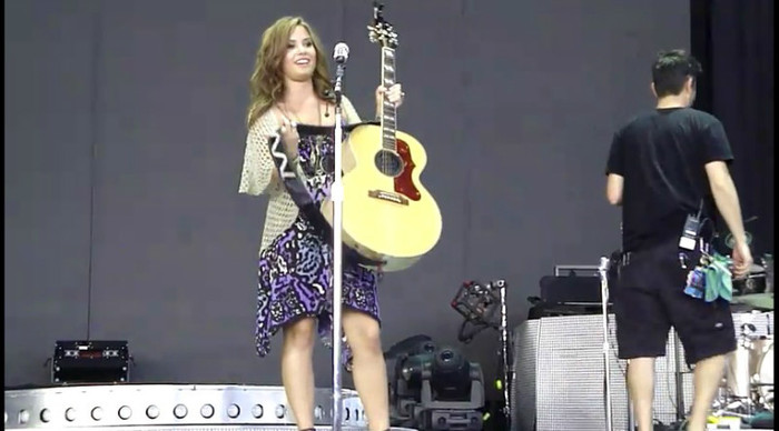 bscap0084 - Demi - About to sing