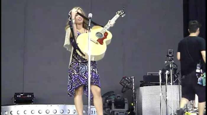 bscap0085 - Demi - About to sing