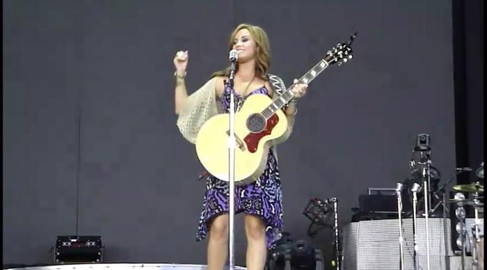 bscap0090 - Demi - About to sing