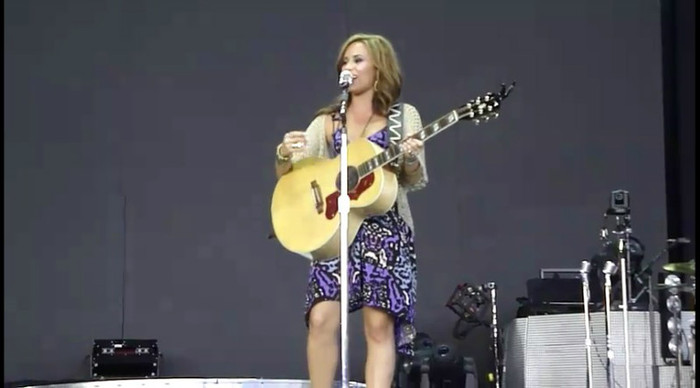 bscap0093 - Demi - About to sing