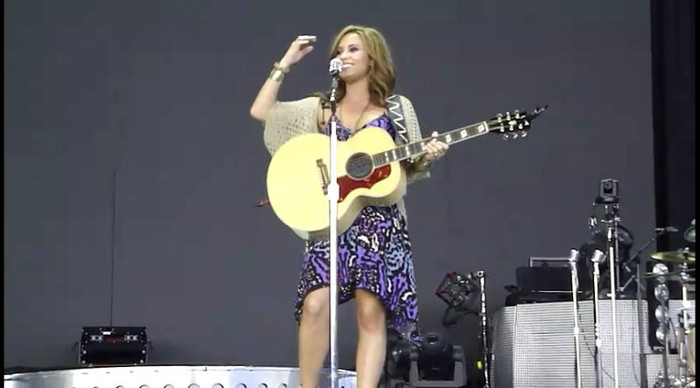 bscap0098 - Demi - About to sing