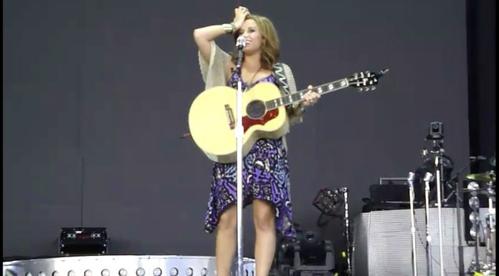 bscap0102 - Demi - About to sing