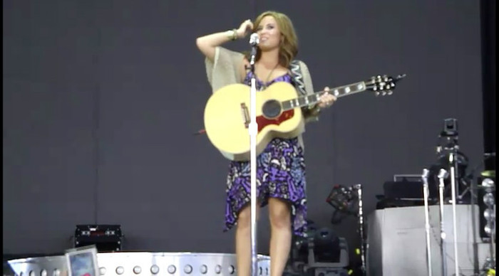 bscap0104 - Demi - About to sing
