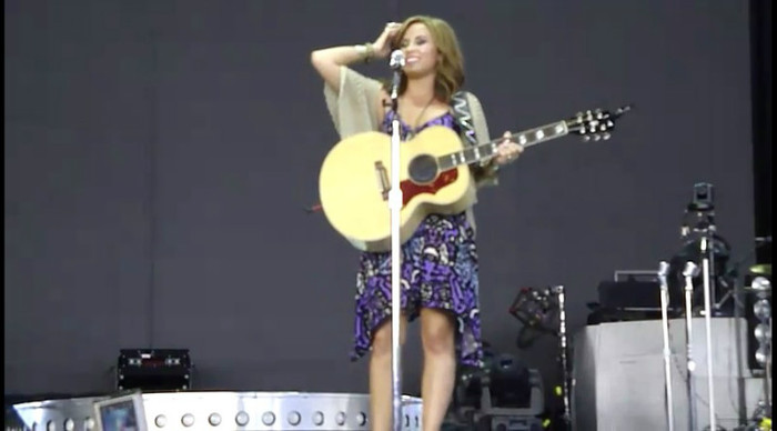 bscap0105 - Demi - About to sing
