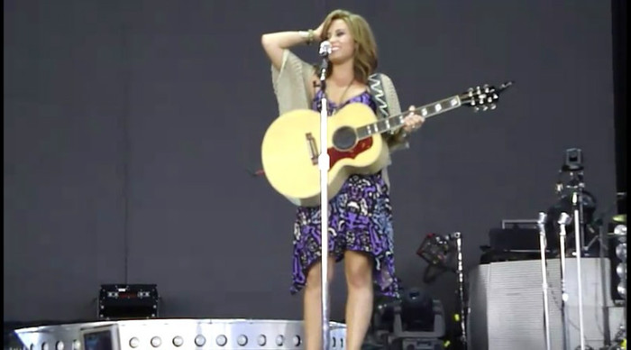 bscap0106 - Demi - About to sing