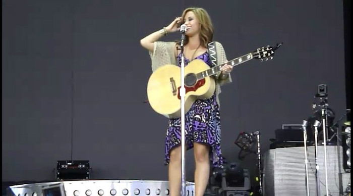 bscap0108 - Demi - About to sing