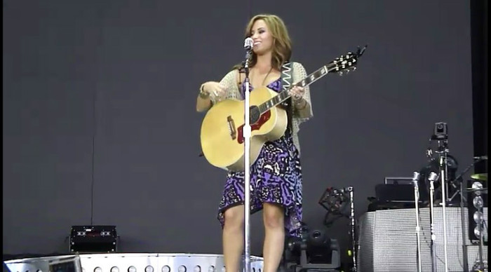 bscap0109 - Demi - About to sing