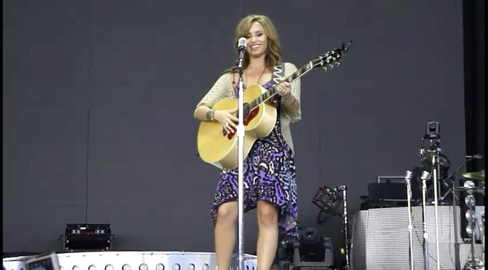 bscap0110 - Demi - About to sing