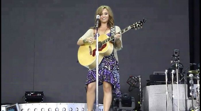 bscap0111 - Demi - About to sing
