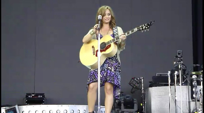 bscap0113 - Demi - About to sing