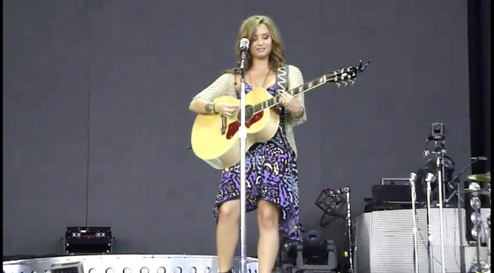 bscap0115 - Demi - About to sing