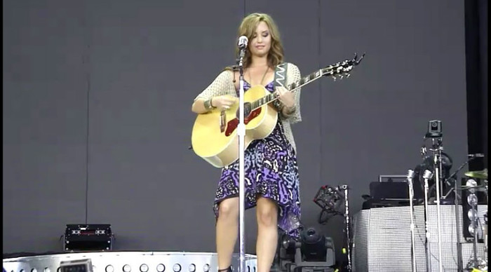 bscap0116 - Demi - About to sing
