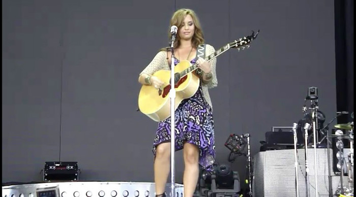 bscap0117 - Demi - About to sing