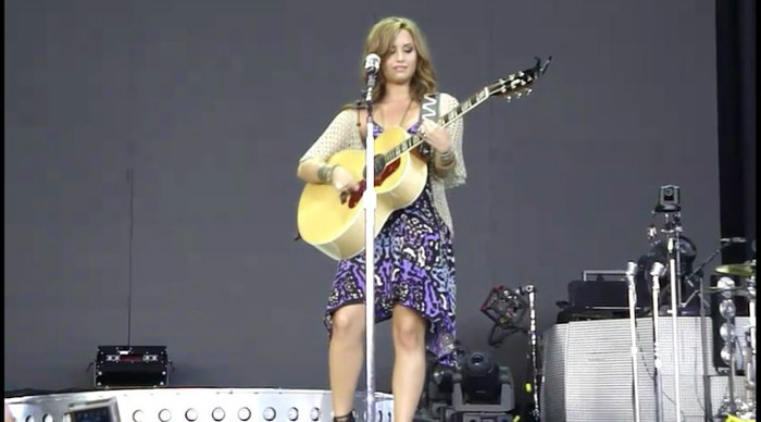 bscap0118 - Demi - About to sing